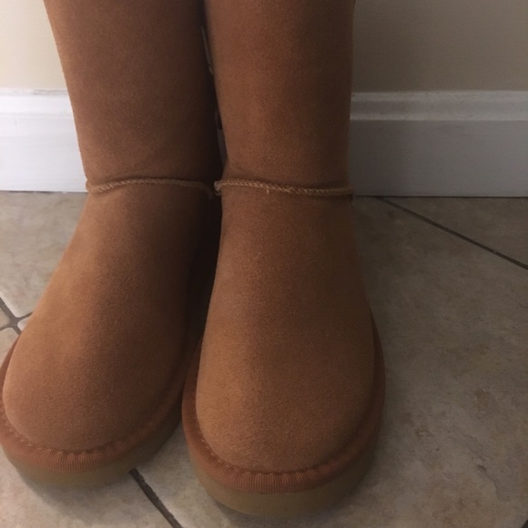 Ugg - Picture 2 of 3